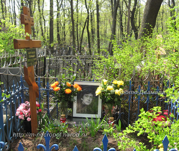 могила Геннадия Бортникова, фото Двамала, вариант  
2.5.2010 г.