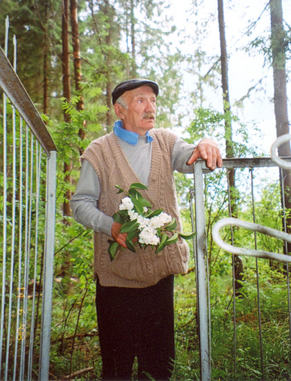 В.И. Головин на могиле бабушки Елены, 2008 г., фото Петра Устинова