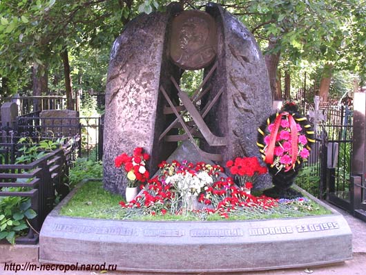 могила Анатолия Тарасова, фото Двамала, 2005 г.