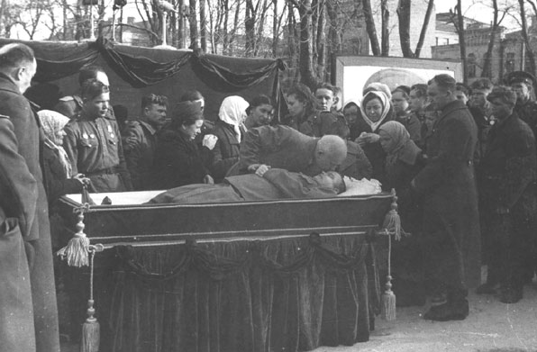 Похороны Н. Ватутина. Покойного целует Н.С. Хрущёв, фото прислал Михаил Кальницкий