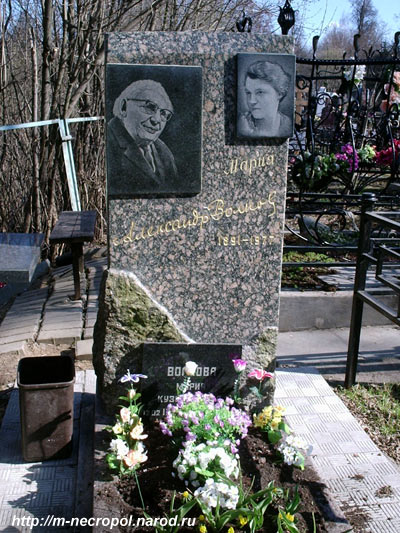 памятник, ранее стоявший на могиле А.М. Волкова, теперь на могиле его жены (весна 2007), 
фото Двамала, 2007 г. 